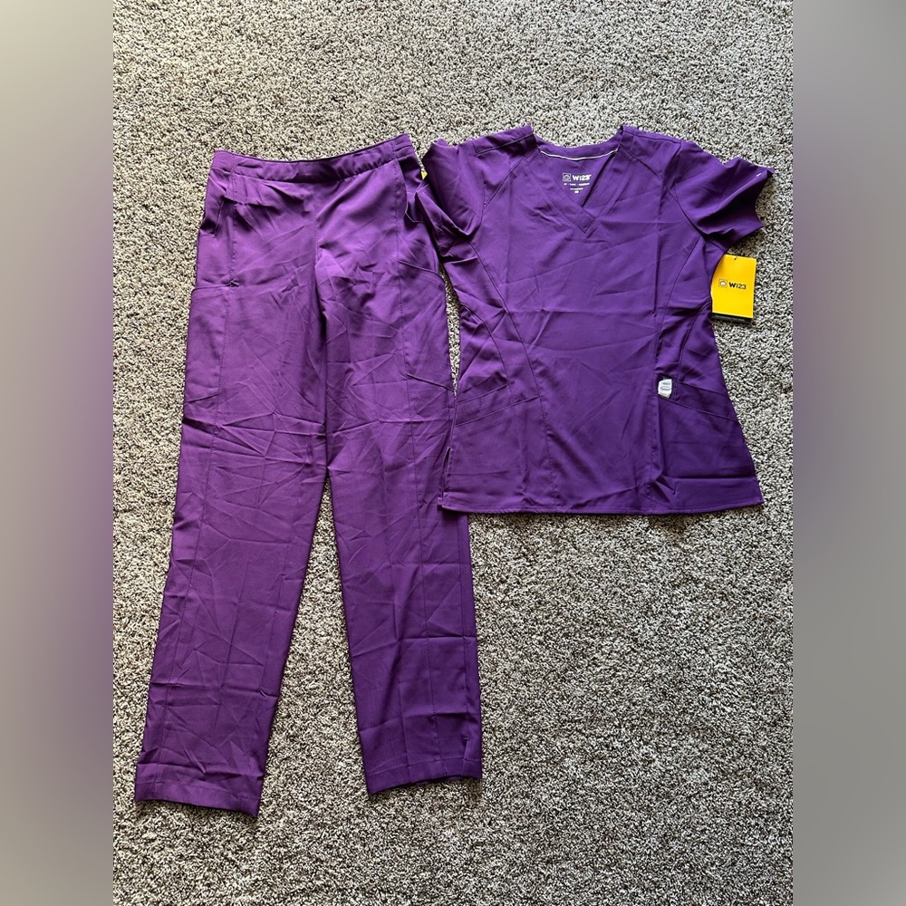 Wonder wink. Womens scrub set. Various sizes.